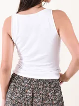 Musculosa blanca de breteles finos y corte ajustado.