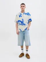 Camisa de viscosa LENZING™ ECOVERO™ color blanco con estampado de peces koi azules, cuello resort, mangas cortas y corte relajado.