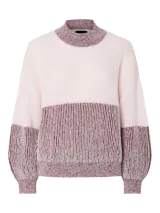 Sweater de punto suave color rosa con bloque de color borgoña en el centro y cuello alto.