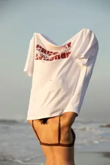 Remera marrón de corte oversize con estampa trasera con la palabra 'Uruguay' y logo delantero.