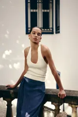 Musculosa roja de punto con cuello halter y escote redondo.