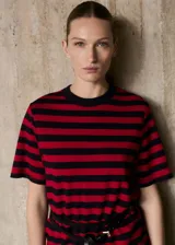 Camiseta de manga corta con estampado de rayas horizontales rojas y negras, cuello redondo y corte recto.