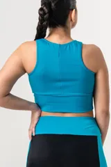 Top deportivo azul con breteles anchos, confeccionado con fibra LYCRA® XTRA LIFE™ para mayor sujeción.