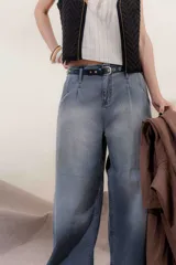 Pantalón de jean celeste de corte ancho con pinzas en la cintura.