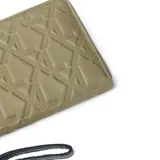 Billetera grande color verde militar con cierre de cremallera y correa de mano extraíble. Presenta un diseño acolchado con el logo de la marca grabado en relieve.