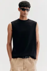 Musculosa negra de punto liviano con cuello y sisas acanaladas, corte estándar y bajo recto. Confeccionada con tejido funcional Coolmax®, una fibra de poliéster de secado rápido que elimina la humedad y regula la temperatura corporal.