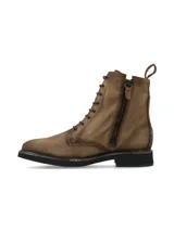 Botín de cuero color marrón topo, estilo militar o acordonado, con caña media y suela negra de taco bajo. Presenta un acabado ligeramente desgastado y el logo de la marca grabado en el lateral.