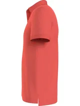 Chomba Tommy Hilfiger de corte slim, color salmón, con cuello clásico, cartera de dos botones y logo de la marca bordado en el pecho.