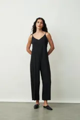 Mono largo negro con breteles finos y escote en V.