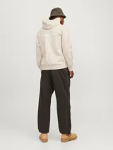 Hoodie con capucha color beige, de manga larga y corte relajado.
