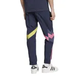 Pantalón deportivo Adidas Juventus Originals, color azul marino con detalles en rosa y amarillo. Cuenta con cintura elástica con cordón ajustable, bolsillos frontales con cierre, puños elásticos y escudo de la Juventus bordado.