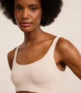 Soutien top color piel, confeccionado en poliamida con acabado seamless, escote en U y breteles anchos fijos.