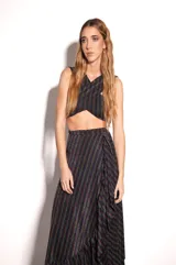 Top cruzado, confeccionado en tejido con sutil brillo multicolor. Diseño sin mangas con tiras anchas que se cruzan al frente y realzan la figura.