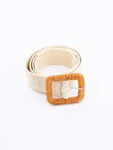 Cinto de tejido trenzado color crudo con hebilla rectangular de madera.