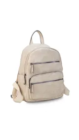 Mochila color rosa de símil cuero con bolsillos frontales con cierre. Tiene asa de mano rígida y correas regulables.