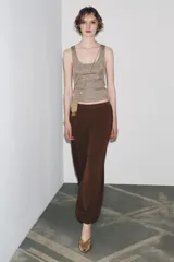 Top color gris con textura de hilo metalizado, escote redondo y sisa ancha.