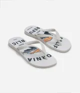 Chinelas blancas con estampado de oso de California y texto en negro.