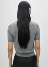 Jersey gris de punto fino con cuello redondo y mangas cortas.