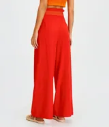 Pantalón acampanado de lino color celeste, con bolsillos, cinturón bordado y pliegues delanteros.