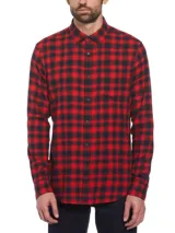 Camisa de franela a cuadros rojos y negros, de manga larga y corte clásico.