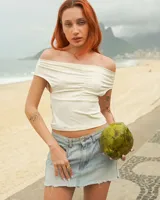 Top color crema con escote off-shoulder y frunce en el centro.