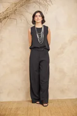 Collar plateado de seis vueltas.