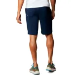 Short de hombre color verde oliva, con bolsillos laterales y traseros con cierre. Protección solar UPF 50 y repelencia al agua.