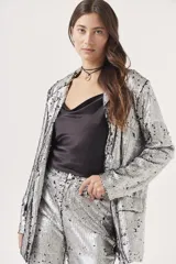 Blusa celeste de satén con breteles finos y escote drapeado.