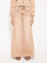Pantalón de mezclilla color marrón, de corte wide leg y fit amplio, con lavado que proporciona un aspecto desgastado.
