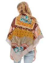 Pashmina grande con estampado tipo patchwork en tonos de gris, blanco y negro. Presenta un borde liso negro y flecos en los extremos.