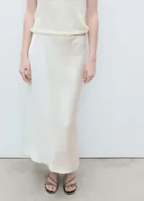 Falda midi de satén color crema, de corte recto y diseño evasé.