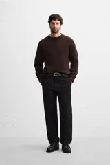 Pantalón negro de corte recto confeccionado en tejido de algodón.
