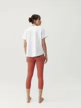 Camiseta blanca de manga corta estilo oversize con estampado en el pecho y la espalda.