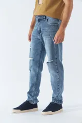 Pantalón de jean negro de corte slim cropped, con bolsillos y presillas para cinturón.