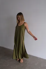 Vestido largo azul marino de viscosa, con tirantes finos y escote en V.