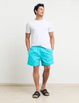 Short de baño verde con cintura elástica ajustable con cordón.