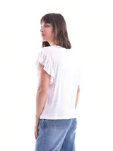 Remera blanca de mangas cortas con volados.