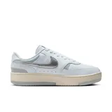 Championes urbanos Nike Gamma Force de mujer, color celeste con detalles en plateado y suela en color crema.