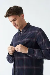 Camisa de pana a cuadros azul marino y rojo, de manga larga, con fit regular, cartera con botones y bolsillos con botones.