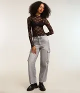 Blusa de encaje negro con cuello alto y mangas largas.