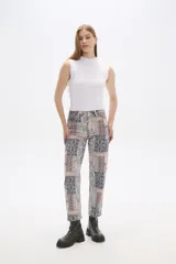 Pantalón de jean estampado multicolor, de corte recto y tiro medio.