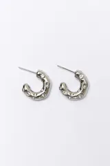 Aros de acero plateado con forma de media luna y strasses incrustados.