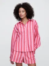 Camisa de popelina a rayas verticales rosas y blancas, de corte holgado y manga larga.
