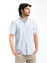 Camisa celeste con pequeños cuadros blancos, de manga corta y corte clásico.