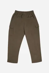 Pantalón cargo color gris claro, de felpa sin frisa, con cintura elastizada y cordones ajustables. Cuenta con bolsillos cargo laterales y dos bolsillos traseros.