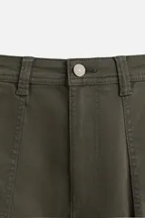 Pantalón cargo color verde oscuro, de corte relaxed fit, con bolsillos laterales con solapa y bolsillos traseros de vivo.