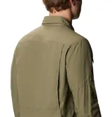 Camisa de manga larga color beige, con cuello abotonado, cierre frontal con botones, dos bolsillos con solapa en el pecho y tecnología Omni-Shade UPF 50 para protección solar y Omni-Wick para absorción de humedad y secado rápido. Mangas enrollables con soportes para lengüetas.