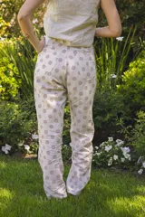 Pantalón de algodón color crudo con estampado de círculos color borgoña.