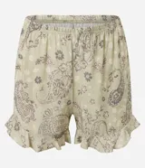 Conjunto de pijama compuesto por una remera de mangas cortas con cuello redondo y bolsillo con bordado de flores, y un short con cintura elástica y estampado paisley.