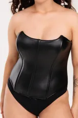 Corset largo de cuerina color negro, con ballenas y tiras regulables en la espalda.